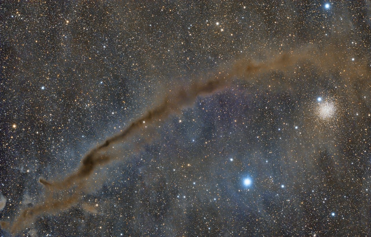 A star-filled sky featuring the globular cluster NGC 4372 alongside the elongated Dark Doodad Nebula.