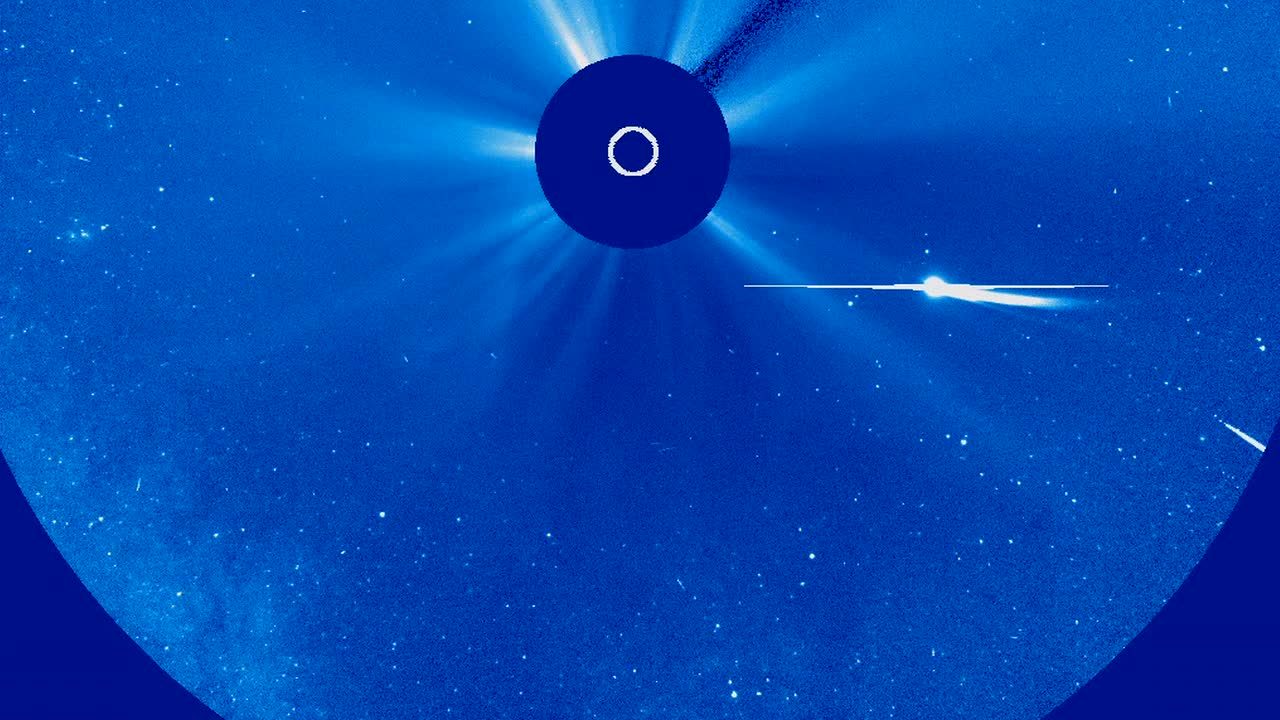 Illustration of a sungrazing comet approaching the sun, showcasing its bright tail and trajectory.