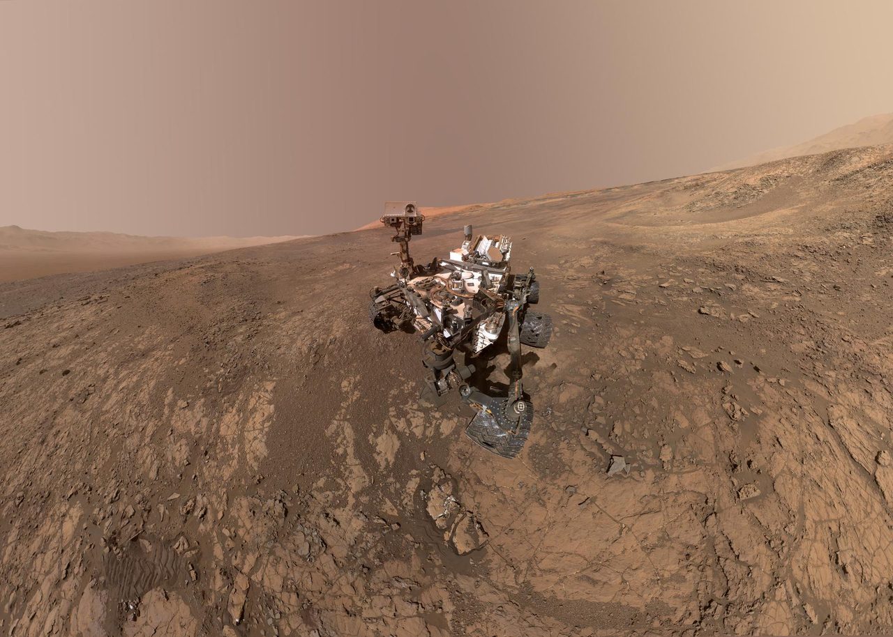 Curiosity selfie, sol 1943, Vera Rubin Ridge